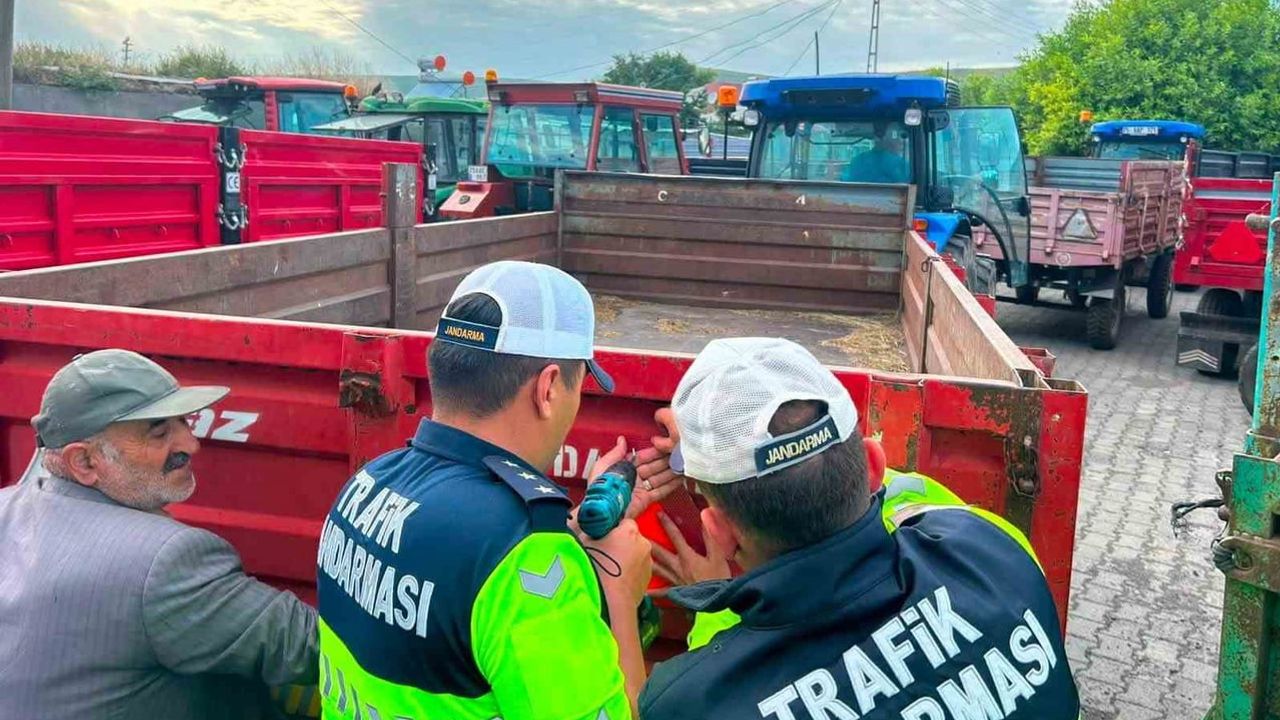 Çıldır'da traktör kullanıcılarına yönelik 'reflektör tak, görünür ol' etkinliği