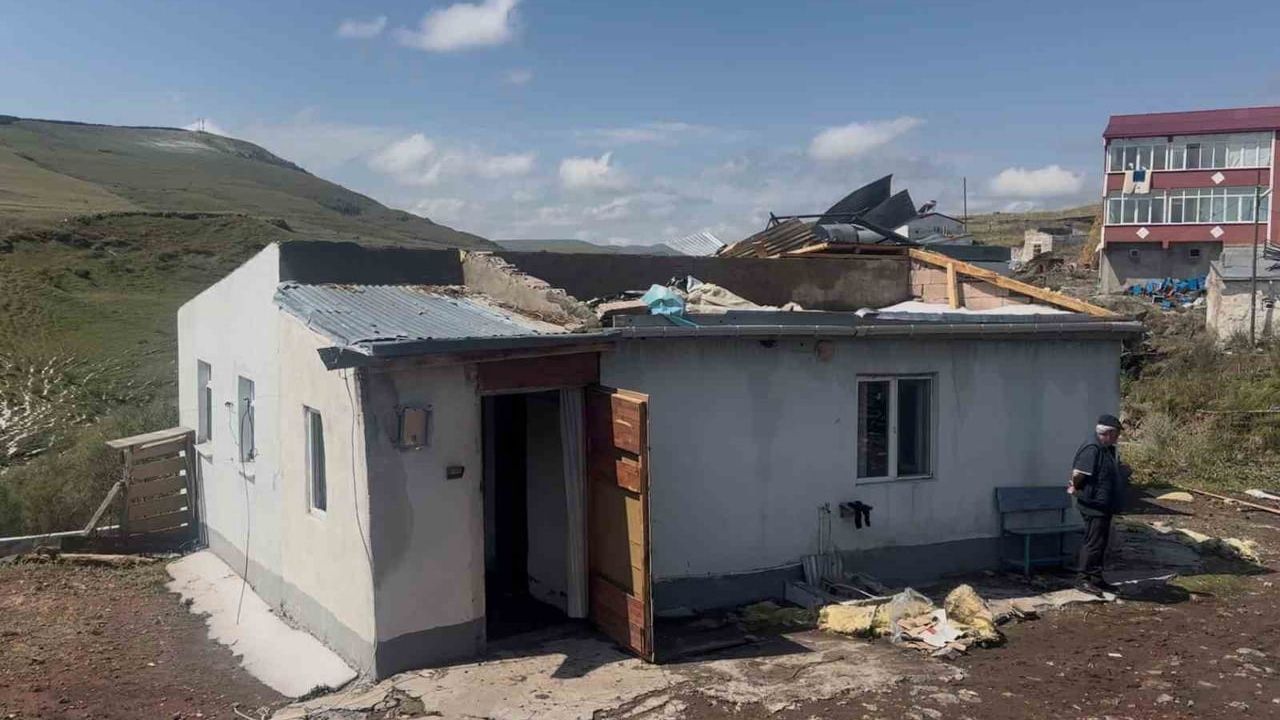 Çıldır'ın Öncül köyünde fırtına ve dolu evleri ve tarlaları vurdu