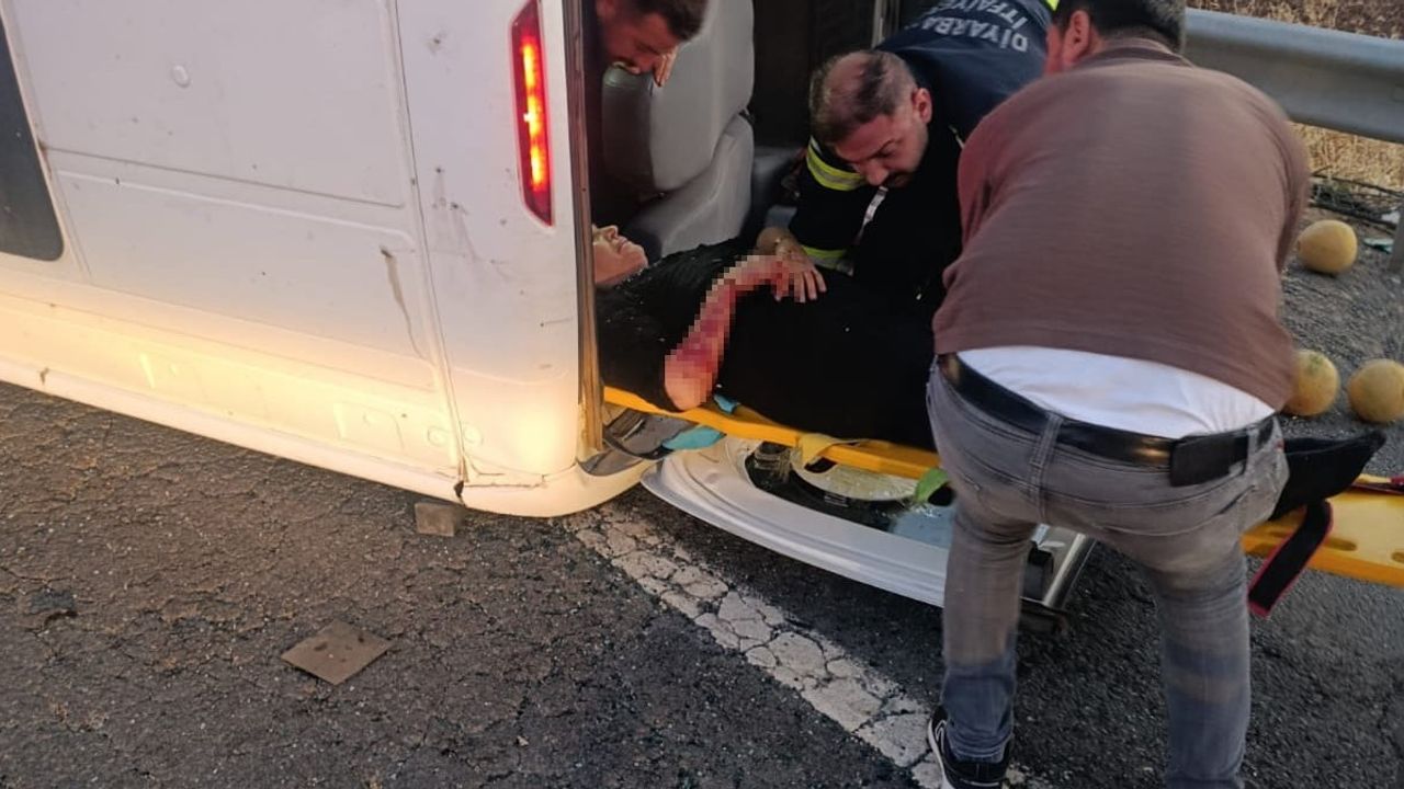 Çınar'da karayolunda kaza: minibüs ile traktör çarpıştı, iki kişi yaşamını yitirdi