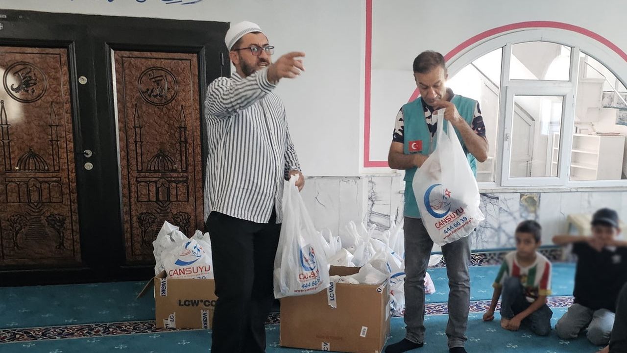 Cizre’de Kuba Camisi’nde 55 Kur’an kursu öğrencisine giyim ve ayakkabı desteği