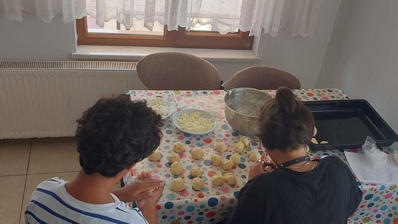 Çocuklar mutfakta: kendi yemeklerini hazırlayıp birlikte tükettikleri atölye deneyimi