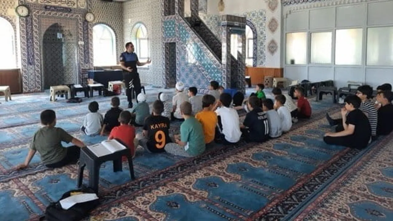Çocuklara internetin güvenli kullanımı öğretildi: Osmangazi Camii Yaz Kur’an Kursu’nda polis eğitimi