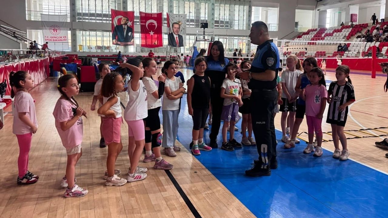 Çocuklara polislik mesleği uygulamalı anlatıldı