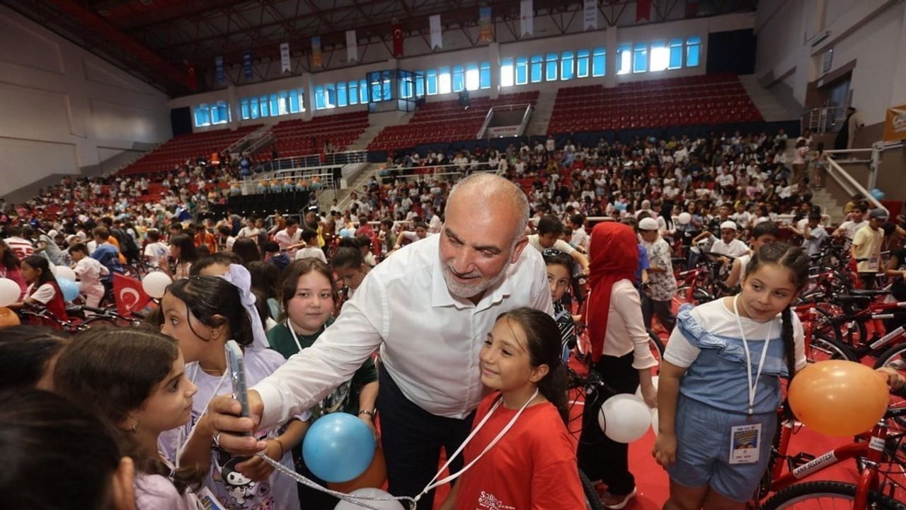 Çocukların bayramı: Canik’te 2 bin 500 genç hediye sevinci