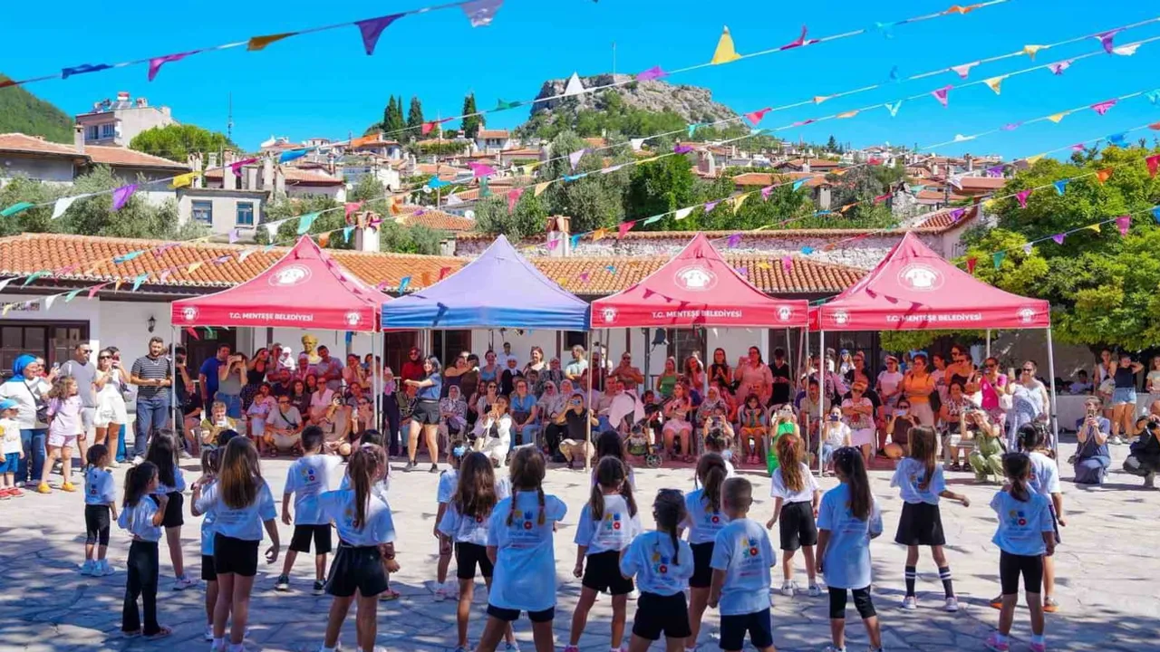 Çocukların emekleri sergide buluştu: Menteşe'de yaz kursları sona erdi