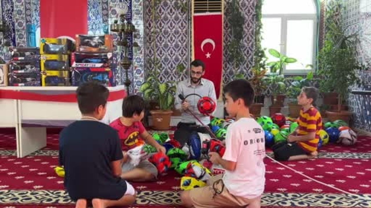 Çocukların gönül kapılarını açan imam Mersin'de hediyeyle cami sevgisi inşa ediyor