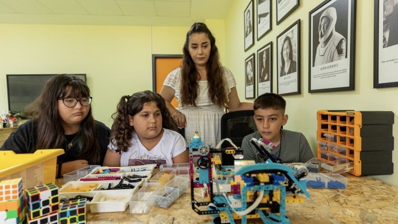 Çocukların tasarladığı robot Rubik Küpü ortalama 2,5 dakikada çözüyor