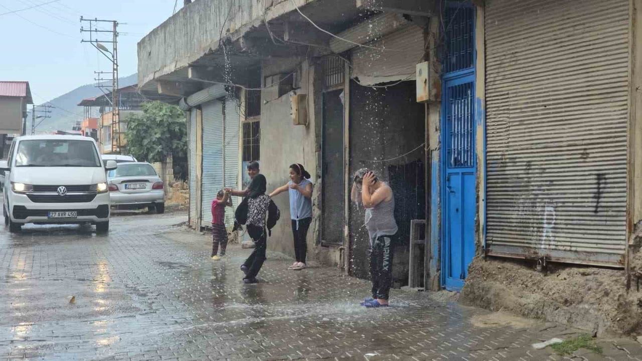 Çocukların yağmur sevinci İslahiye sokaklarını şenlendirdi