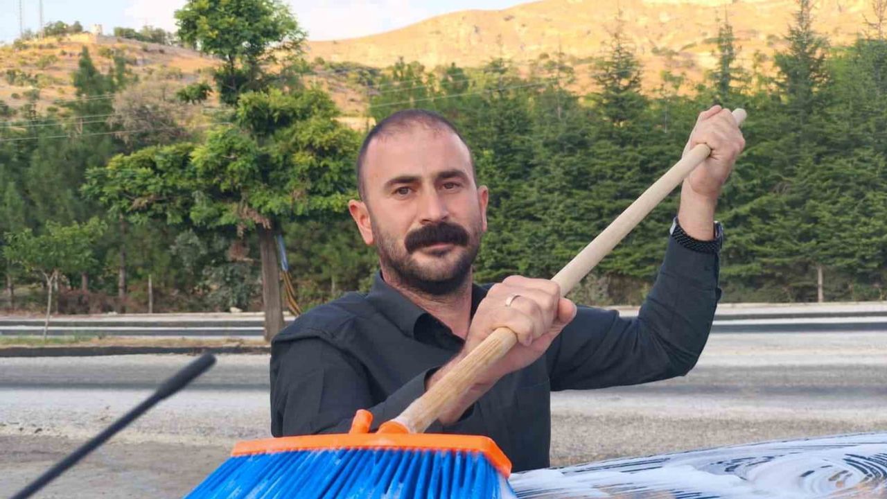 Çocukluk hayalini yaşatan 32 yıllık kuş: günlük bir saatle ilk günkü görünüm