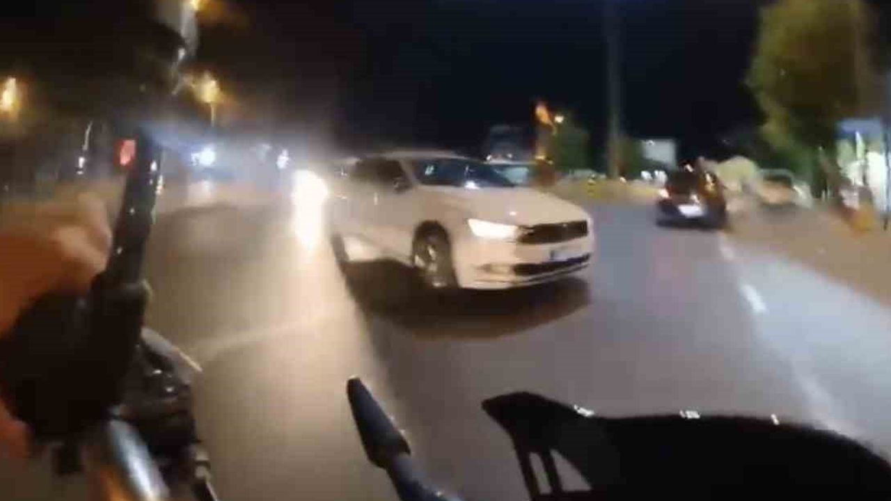 Çorlu'da motosikletten savrulan 2 genç otomobilin üzerine düştü, kask kamerası kaydetti