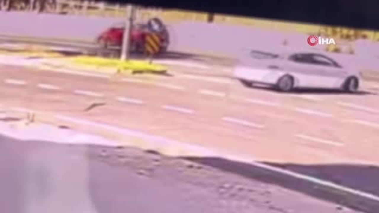 Çorlu'da ters yönden çıkan otomobilin çarpıştığı kaza kamerada: iki yaralı