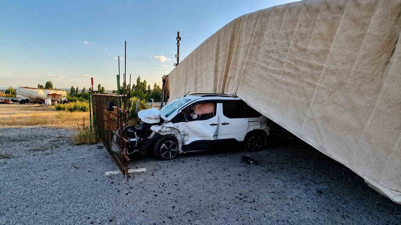 Çorum’da dorsesi yan yatan tır hafif ticari aracın üzerine devrildi