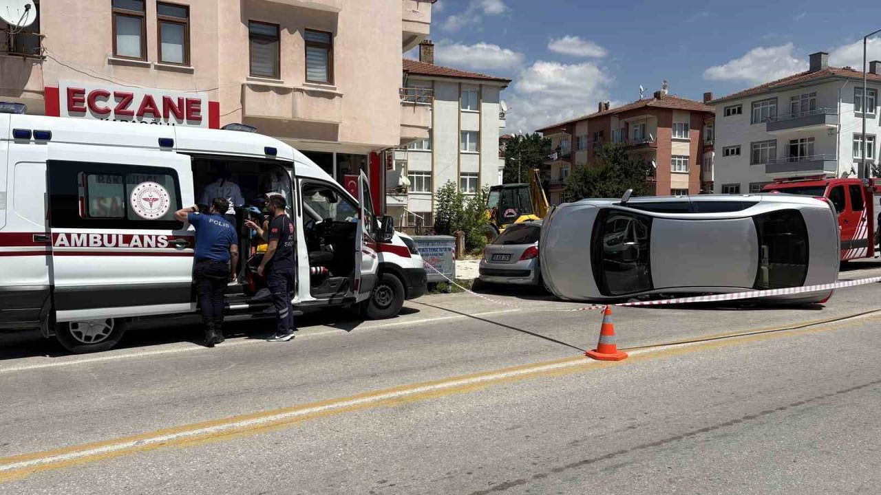 Çorum'da güvenlik kamerasına yansıyan devrilme: sürücü yara almadan kurtuldu