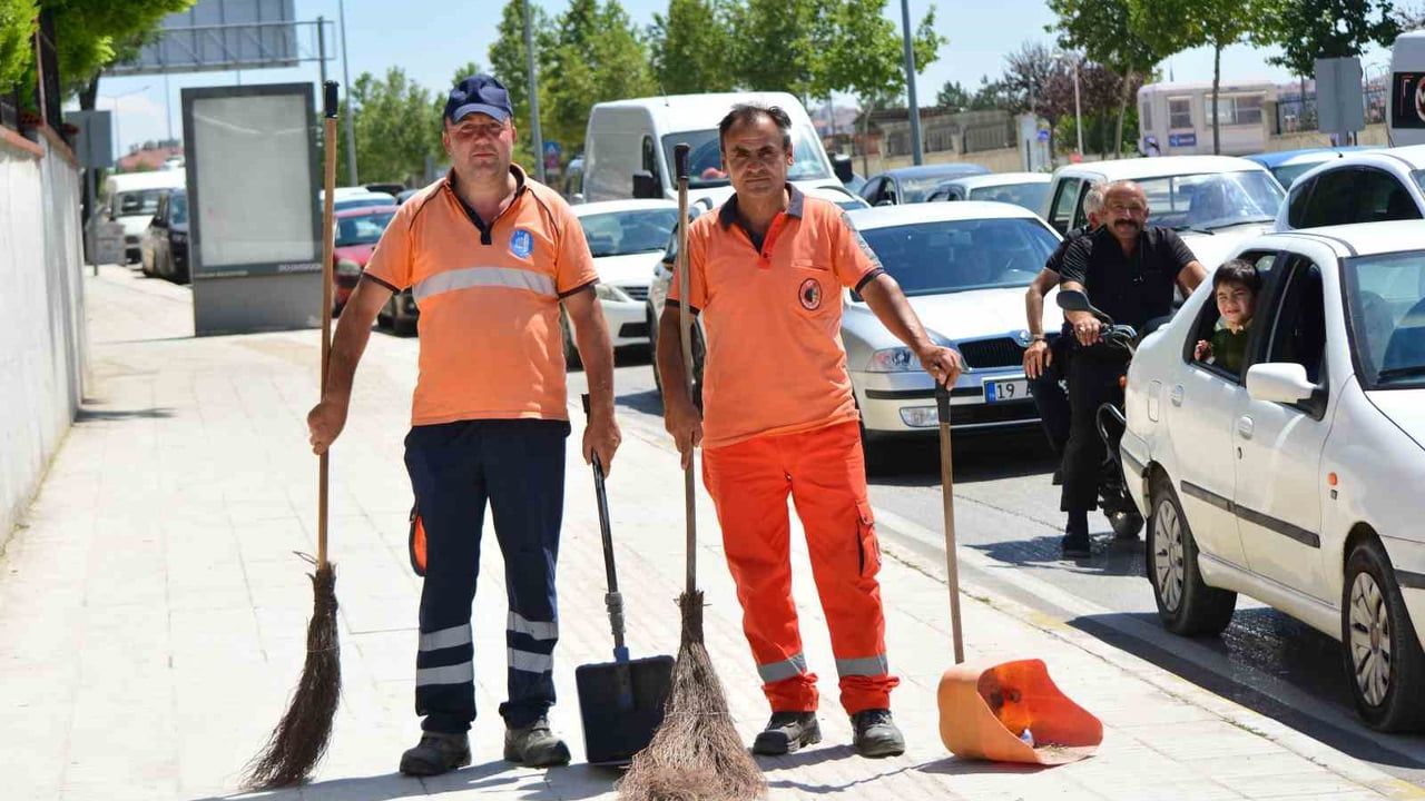 Çorum'da temizlik işçilerinin yardım eli: arızalanan otomobili benzinliğe taşıdılar