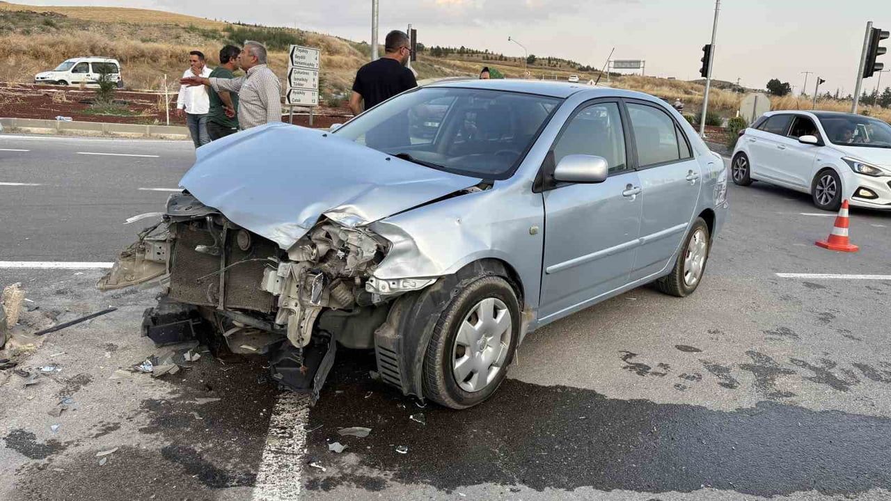 Çorum'da Yeni Osmancık Kavşağı'nda çarpışan iki otomobil hasar gördü, sürücüler sağ kurtuldu