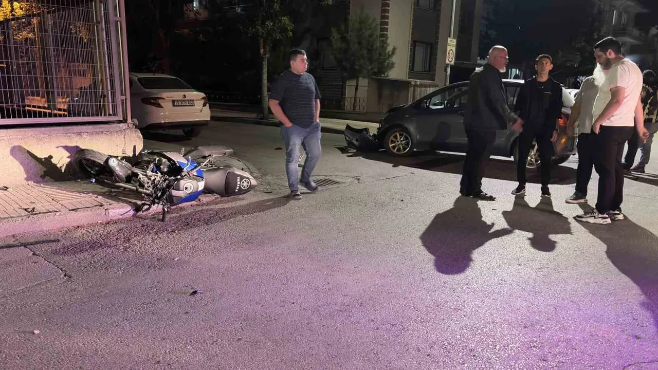 Çorum Ulukavak'ta kavşak çarpışması: 19 yaşındaki motosiklet sürücüsü yaralandı