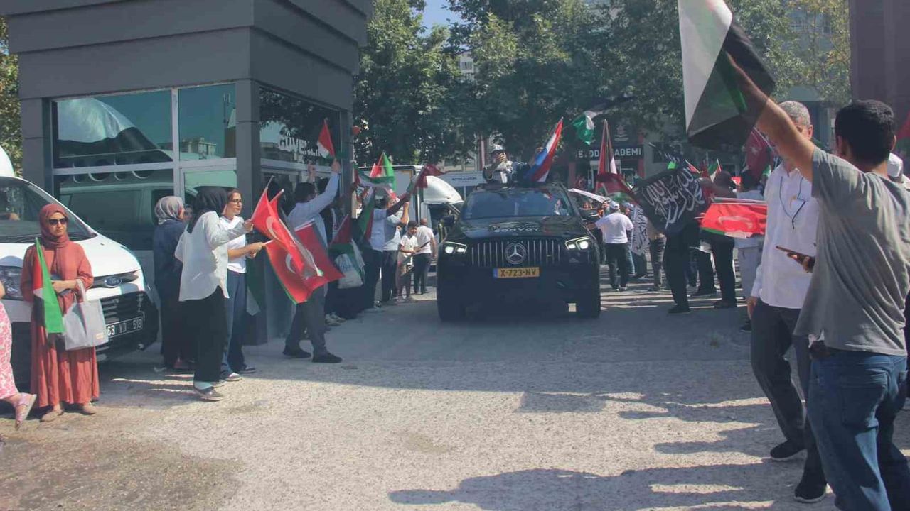 Coşkulu karşılama: Filistin konvoyu Şanlıurfa'da buluştu