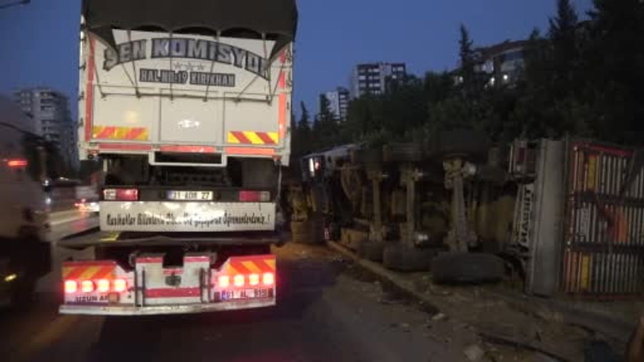 Çukurova'da tır ve kamyonun da karıştığı zincirleme kaza: 3 yaralı