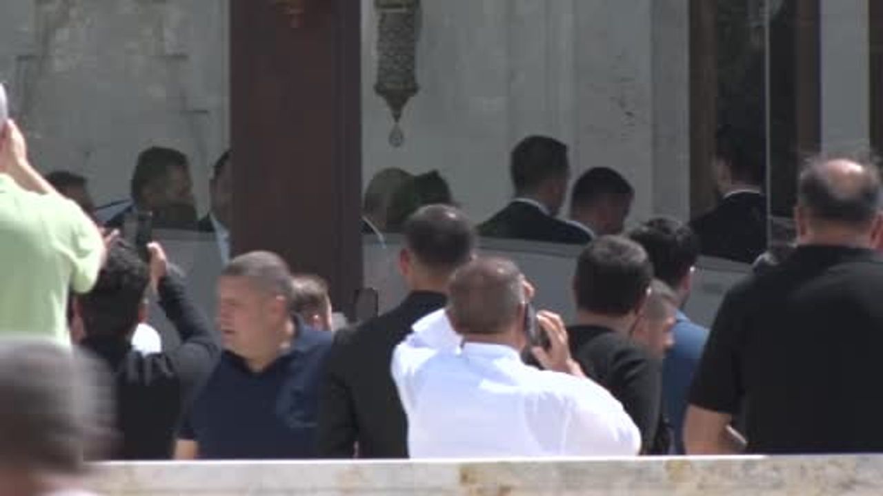 Cumhurbaşkanı Erdoğan cuma namazı sonrası Süleyman Bölünmez Eğitim Vakfı Camii'nden ayrıldı
