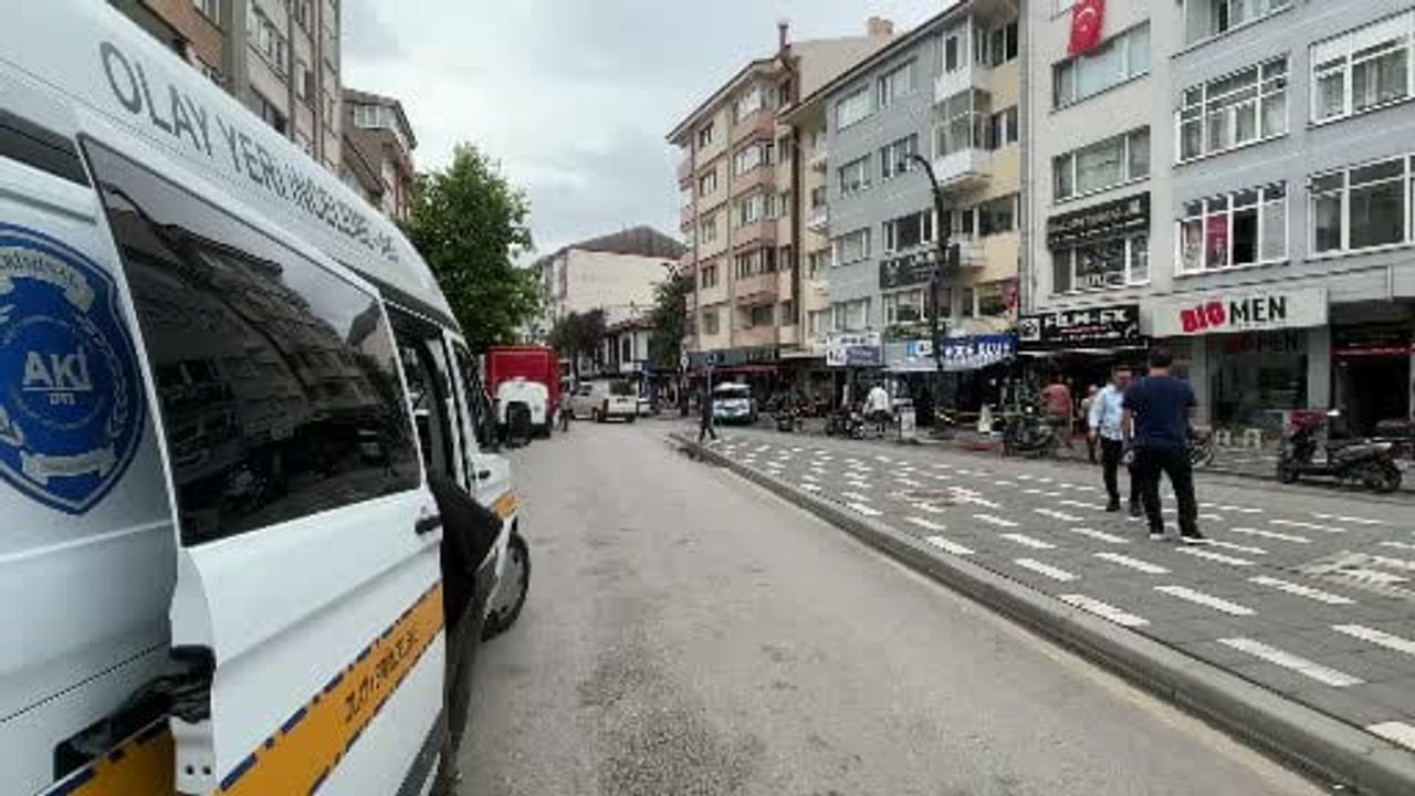 Cumhuriyet Caddesi'nde gece silah sesleri: cd dükkânı kurşunlandı