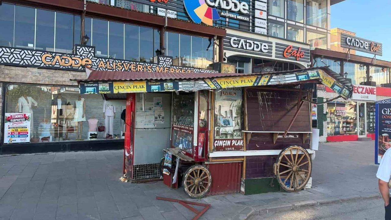 Cumhuriyet Caddesi'ndeki tarihi büfe gece yarısı otobüs çarpmasıyla zarar gördü