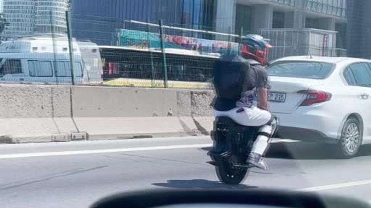 D-100'de trafikte araçlarla omuz omuza: tek tekerli scooterla tehlikeli kilometreler