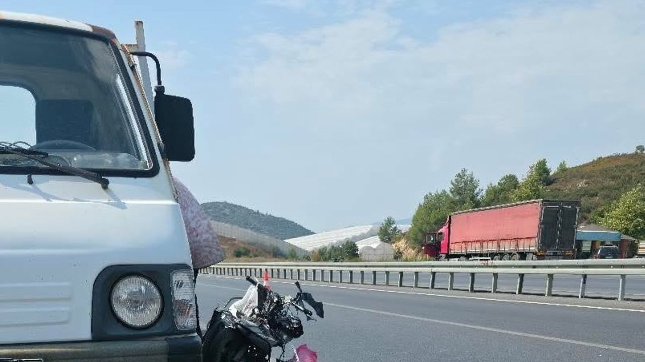 D-400'de park halindeki kamyonete çarpan motosiklet sürücüsü ağır yaralandı