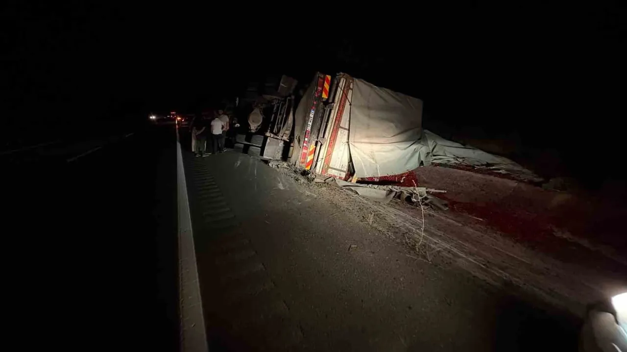 D100'de devrilen kamyon Tosya trafiğini durdurdu, sürücü yara almadan kurtuldu