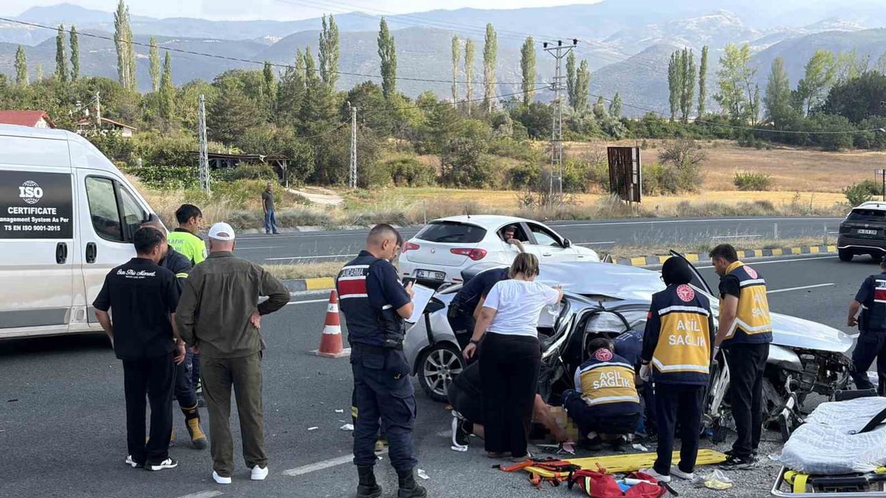 D100'te kontrolden çıkan otomobil su kanalına düştü: iki ölü, dört yaralı