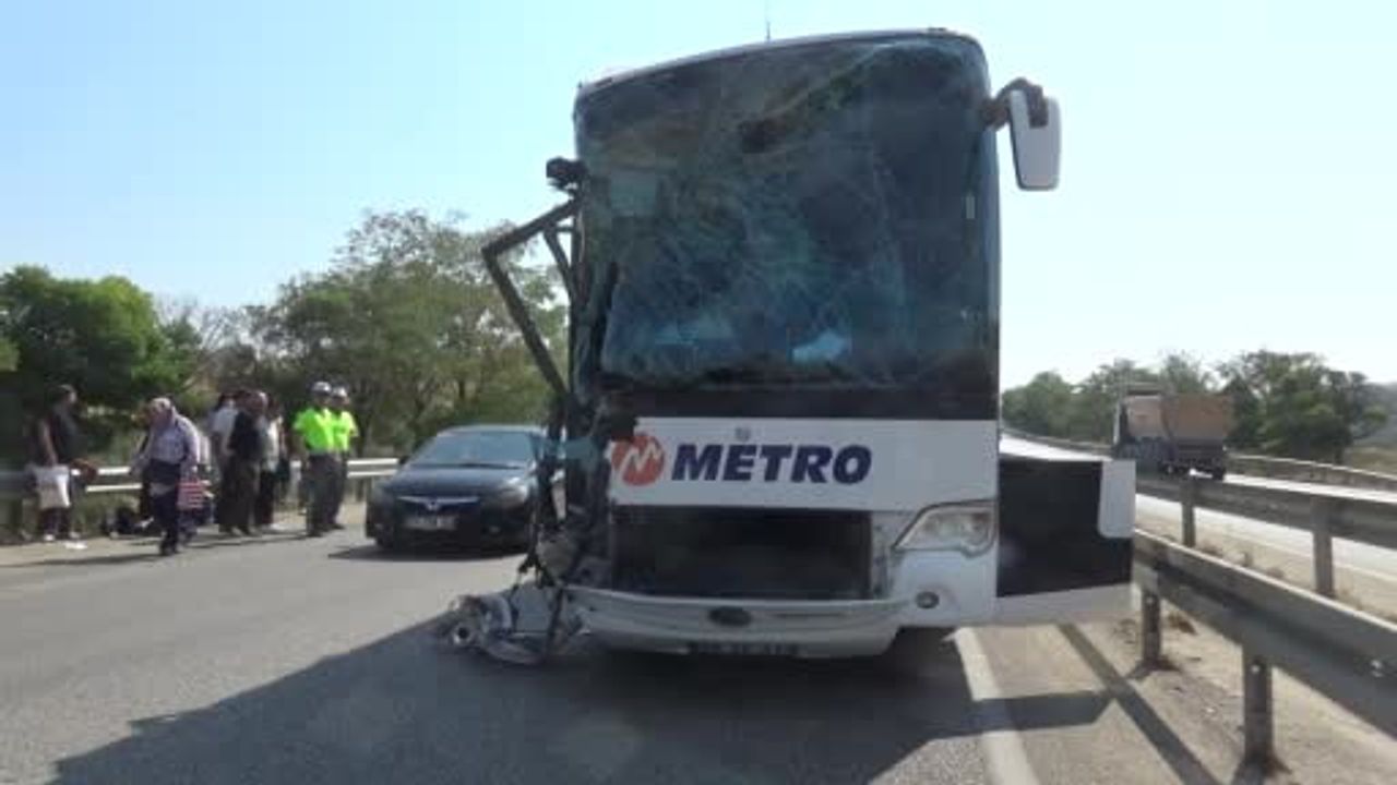 D300'te otobüs kamyona arkadan çarptı: 1 kişi hayatını kaybetti, 7 yaralı