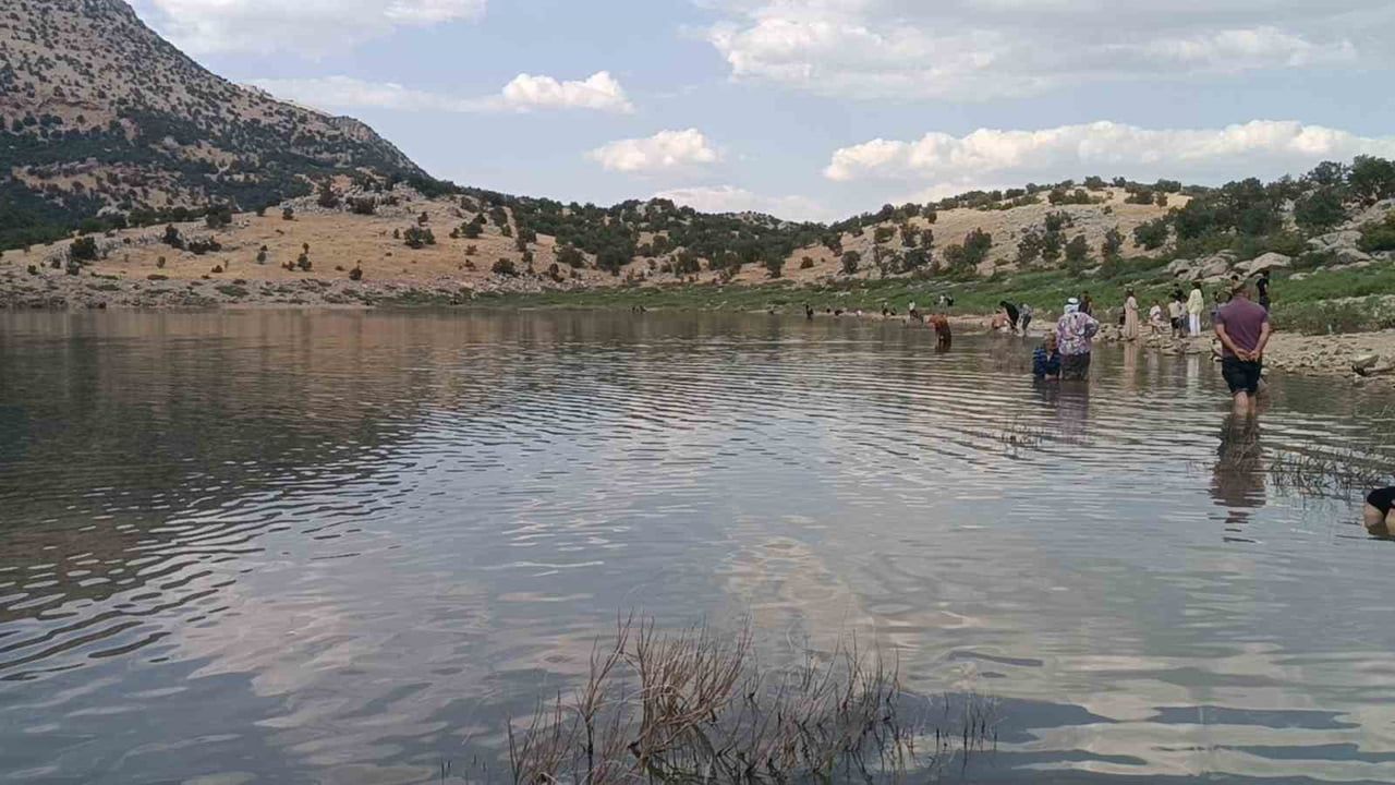 Dağların arasındaki sülüklü göl şifa arayanları çekiyor