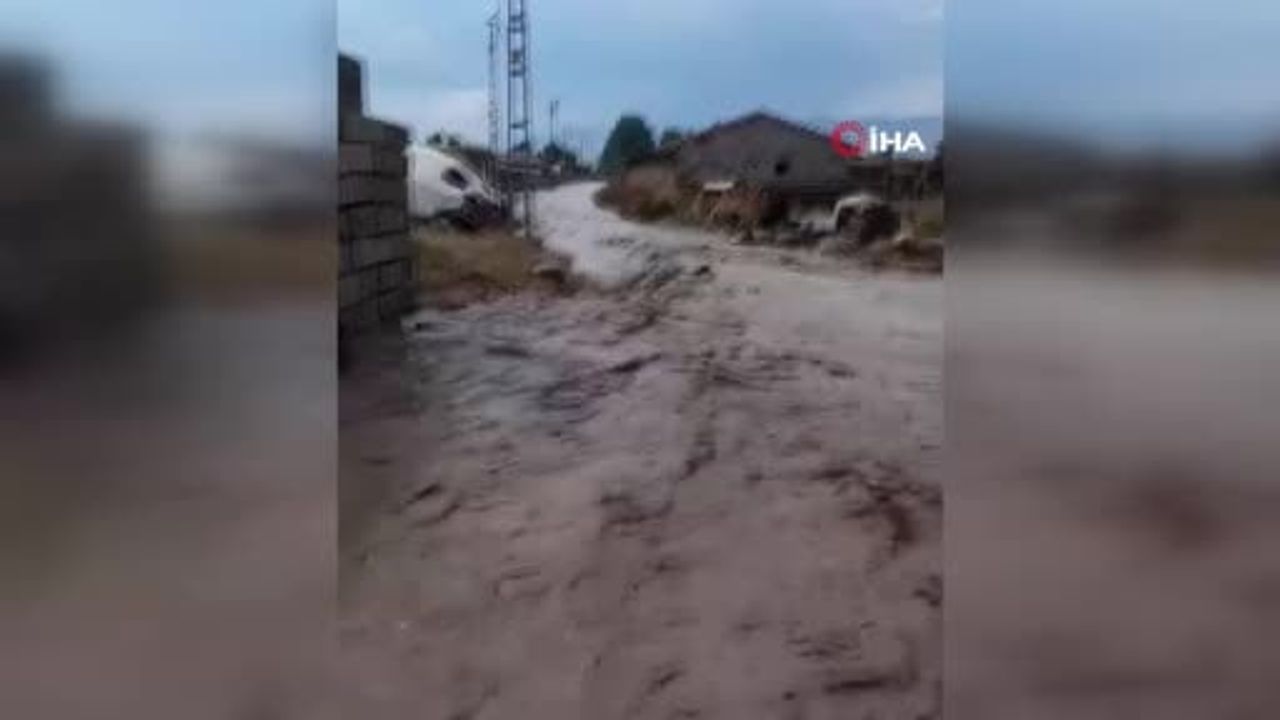 Dalbahçe'de sağanak köy yollarını sel ve çamurla kapladı