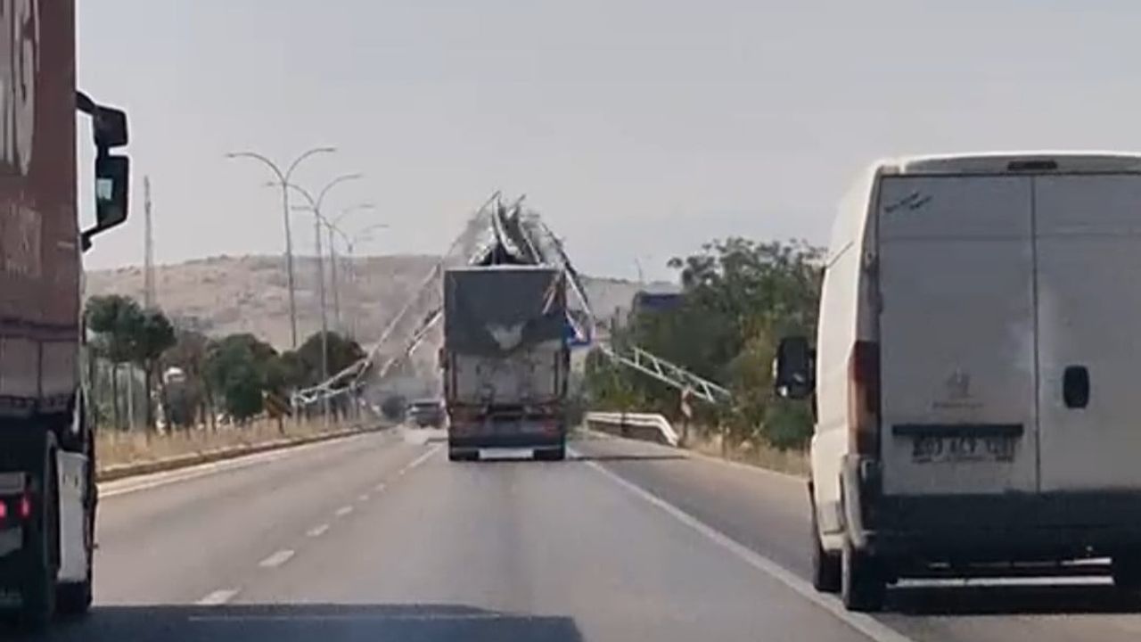 Damperi açık kalan kamyon yaklaşık 6 metrelik yön levhasını devirdi