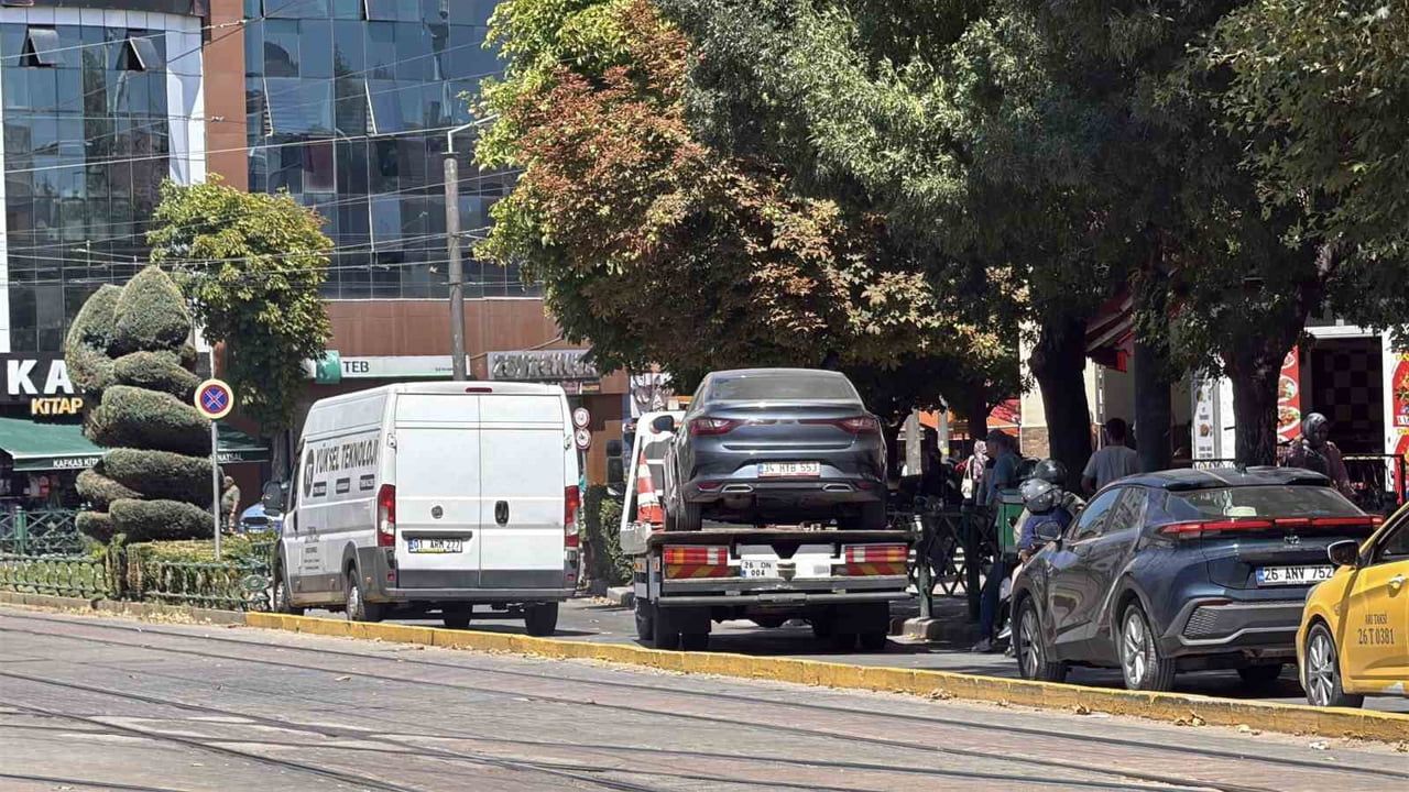 Dar caddeyi tıkayan minibüs metrelerce kuyruk oluşturdu