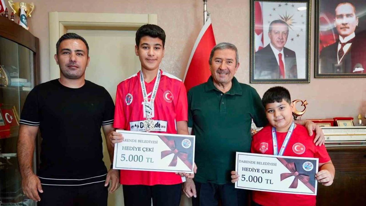 Darende'de genç sporcuların başarıları belediyede kutlandı