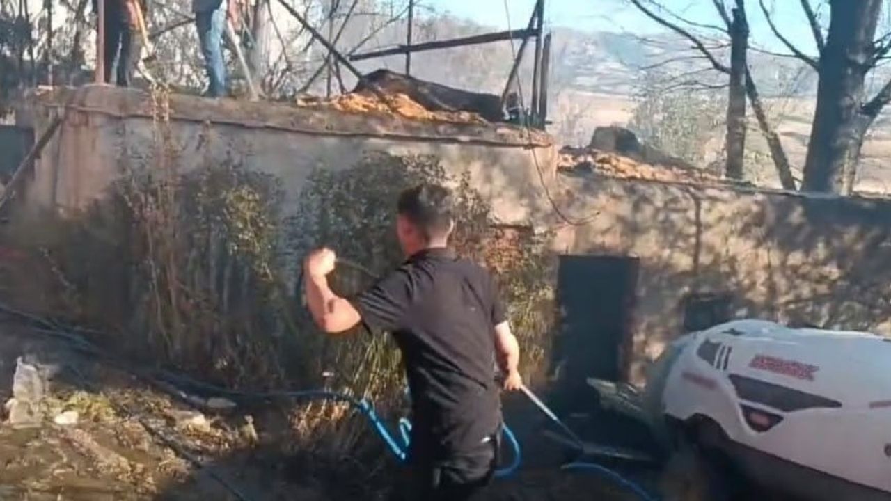 Darende'de mahalle seferberliği: iki ahır ve bir evin çatısı kullanılamaz hale geldi