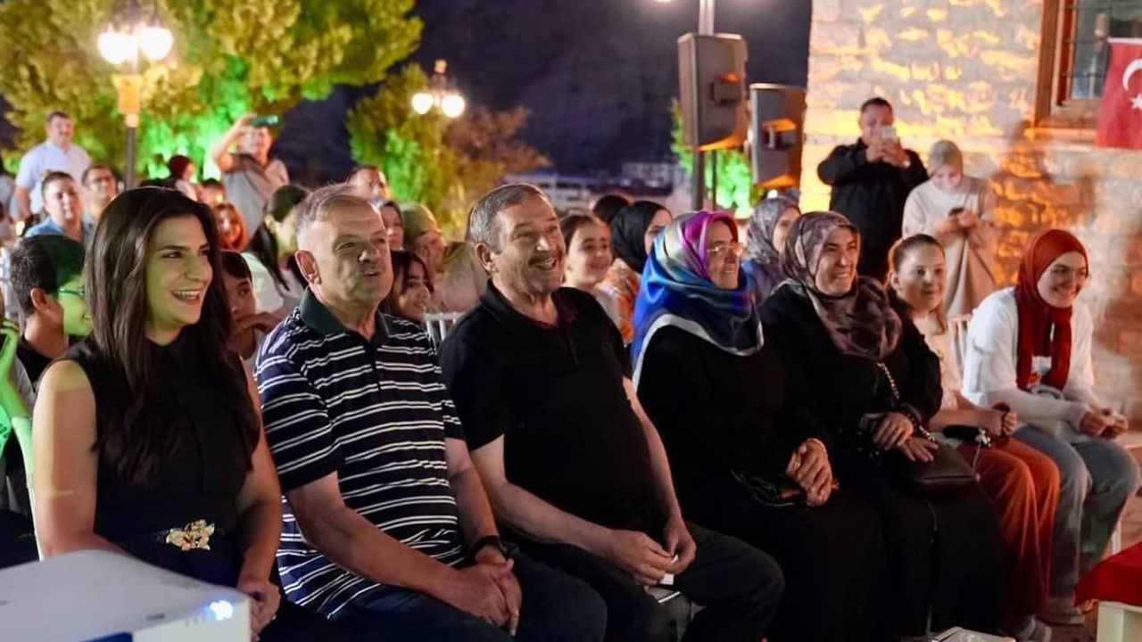 Darende'de nostalji sineması ve karaoke gecesi birlik duygusunu pekiştirdi