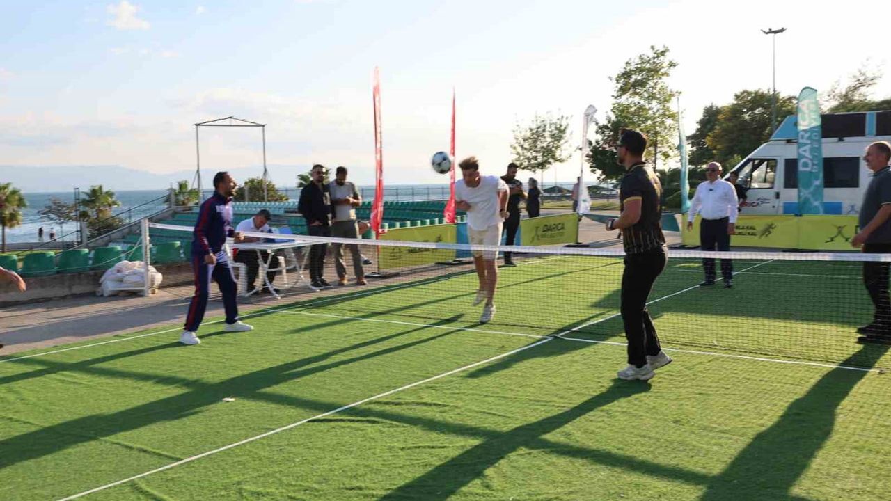 Darıca’da başkan Muzaffer Bıyık gençlerle sahaya çıkarak ayak tenisi oynadı