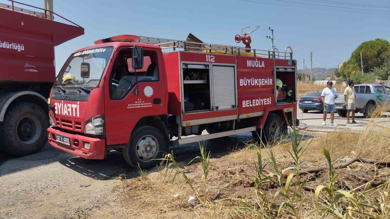 Datça'da kuru ot yangını ekiplerin hızlı müdahalesiyle yerleşime ulaşmadan söndürüldü