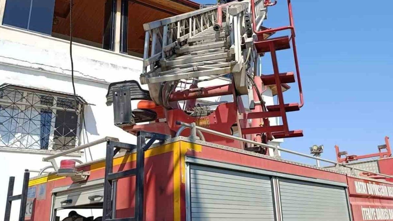 Defne'de çatı yangını itfaiyenin hızlı müdahalesiyle binaya sıçramadan söndürüldü