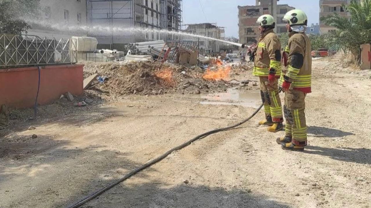 Defne'de doğalgaz sızıntısı alevlendi, ekipler çevreye sıçramadan söndürdü