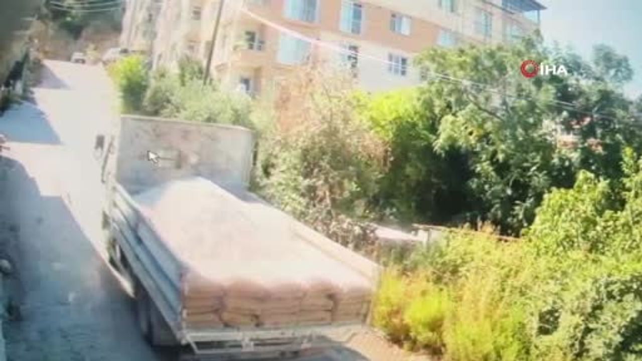 Defne'de kum yüklü kamyonun geri kayışı faciaya dönüştü: incir toplarken yaşamını yitirdi