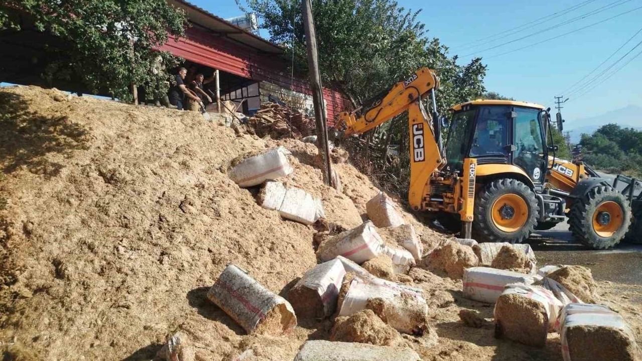 Defne'de samanlık alevleri itfaiyenin hızlı müdahalesiyle söndürüldü