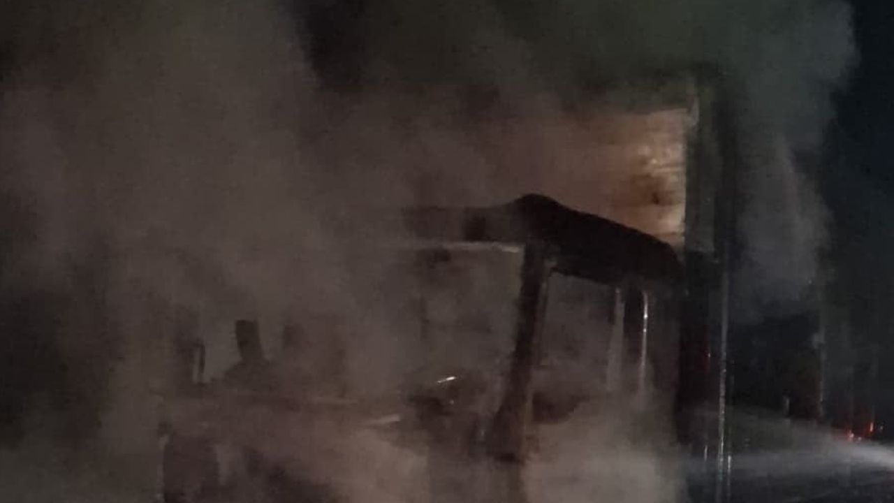 Deliosman mevkiinde tutuşan nargile kömürü yüklü tır kullanılamaz hale geldi