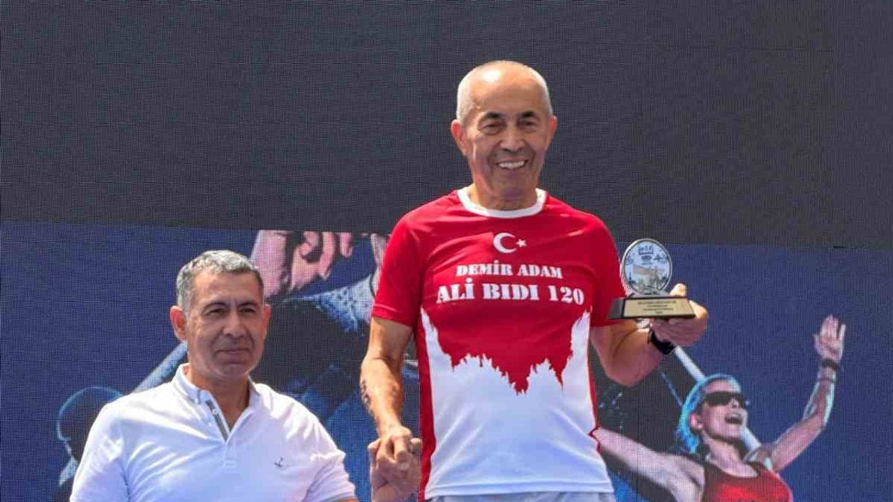 Demir adam Ali Bıdı, Boğaziçi'nde yaşa meydan okudu