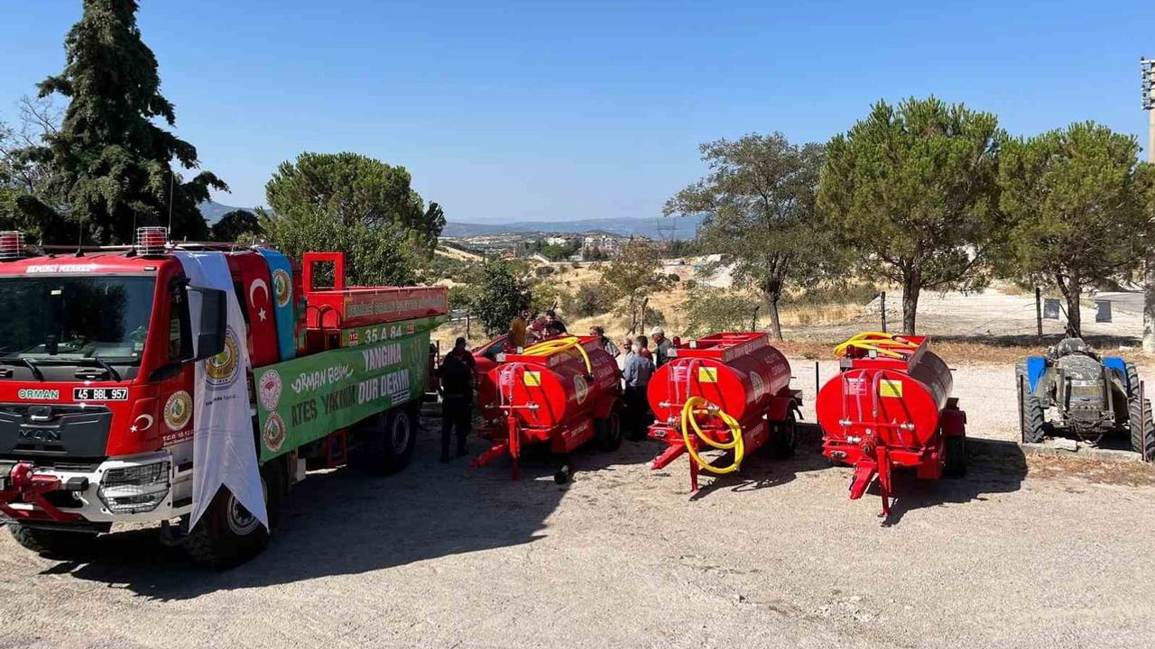 Demirci'de kooperatiflere 3 tonluk motopomplu yangın tankerleri teslim edildi