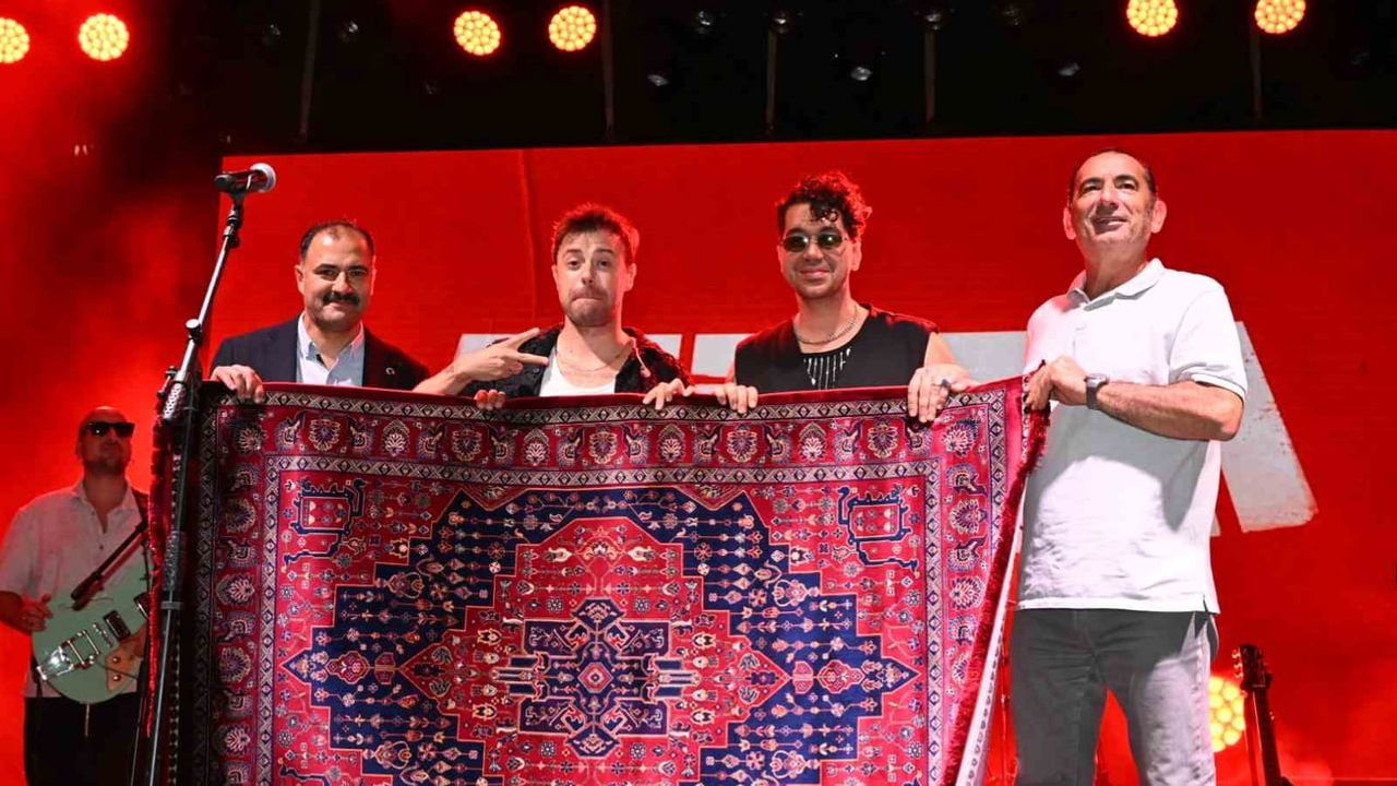 Demirci'de müzik ve kutlama: İkilem coşkusu meydanda