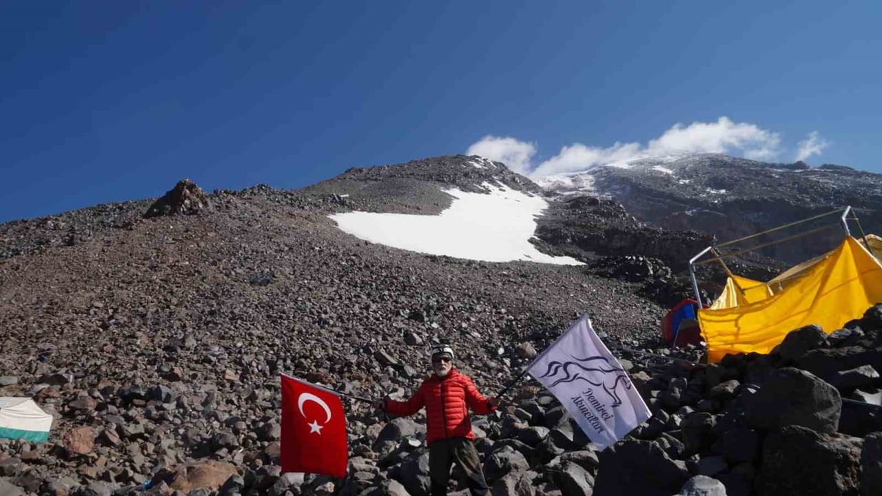 Demircili antrenörden Ağrı Dağı'nda anlamlı flama açılışı