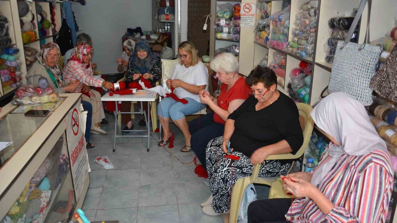 Demircili kadınlar ilmek ilmek ördükleri dev Türk bayrağıyla zaferi karşıladı