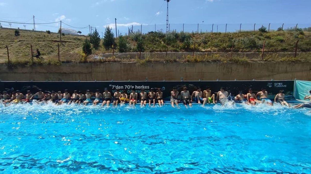 Demirözü'nde yaz havuzu gençlere yüzme ve su sporları kazandırıyor